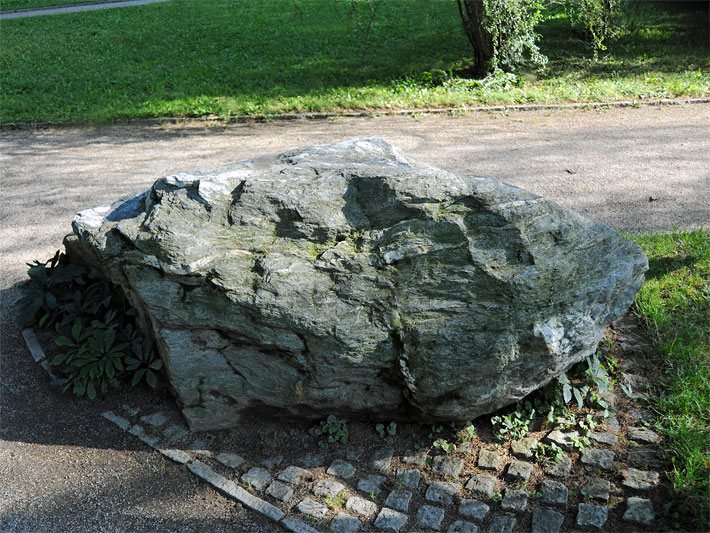 Quarz-Phyllit-Felsstein am Wegrand eines Parks