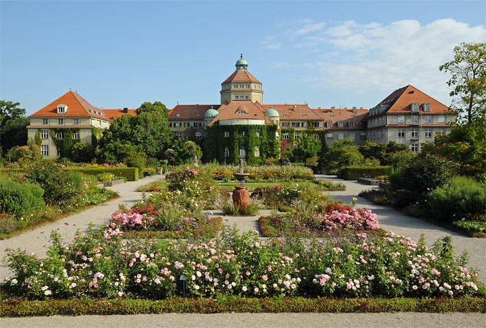 Rosengarten mit dem Hauptgebäude im Botanischen Garten München-Nymphenburg, Veröffentlichung mit freundlicher Genehmigung des Botanischen Gartens München-Nymphenburg