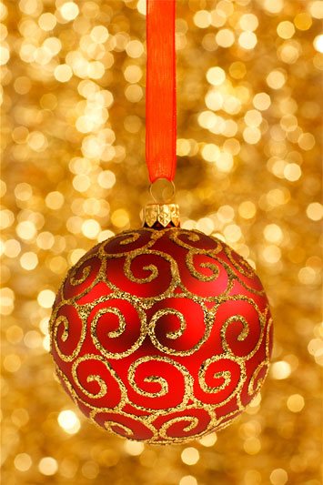 Gold-verzierte rote Christbaum-Kugel