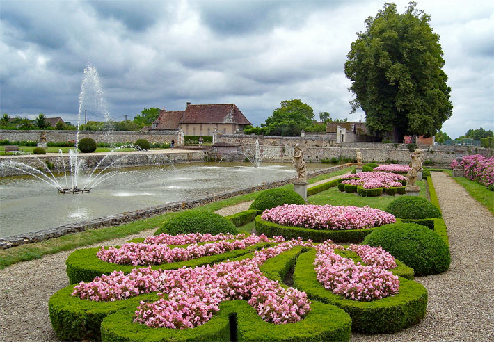 Der Garten der vier Jahreszeiten im Barock-Schloss Beaumesnil in der Normandie (Frankreich) mit in Form geschnittenen Eisbegonien/Semperflorens-Begonien (Begonia x semperflorens-cultorum) als Dauerblüher-Frühlingblumen