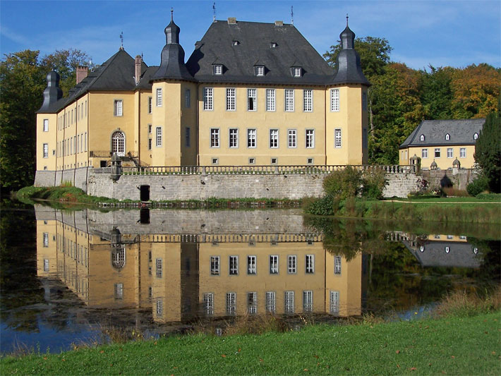 Schloss Dyke in Jüchen, ein sog. Wasserschloss, das vollständig von Wasser umgeben ist