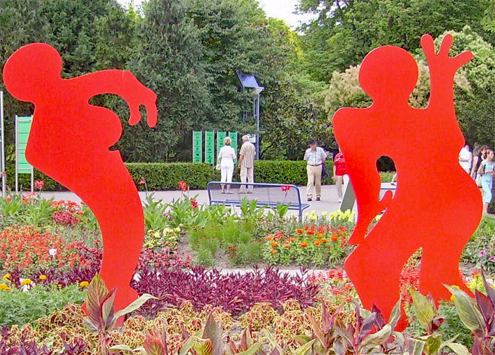 Hellrot lackierte, große Kunst-Stahlobjekte im Luisenpark Mannheim