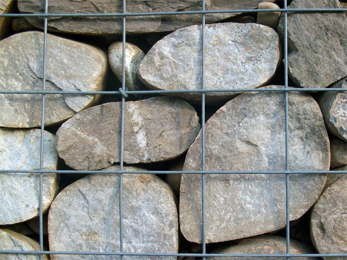 Steinkorb-Gabionen mit Gitter-Struktur und groben Steinen
