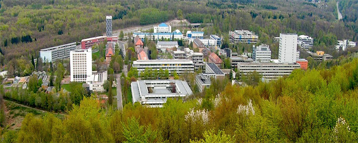 Der Campus von der Universität des Saarlandes in Saarbrücken mit den Gewächshäusern vom ehemaligen Botanischen Garten