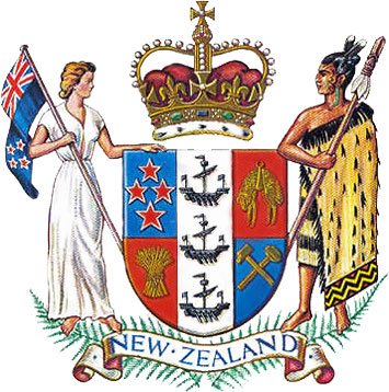 Das Wappen von Neuseeland mit zwei Silberfarn-Wedeln, auf denen das Wappenschild haltend links eine weisshäutige, europäische Frau mit der Flagge von Neuseeland in der Hand und rechts ein Maori mit traditioneller Kampfkeule der neuseeländischen Ureinwohner in der Hand steht