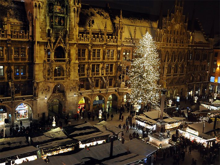 Beleuchteter Weihnachtsbaum vor dem Rathaus am Münchner Marienplatz von oben fotografiert