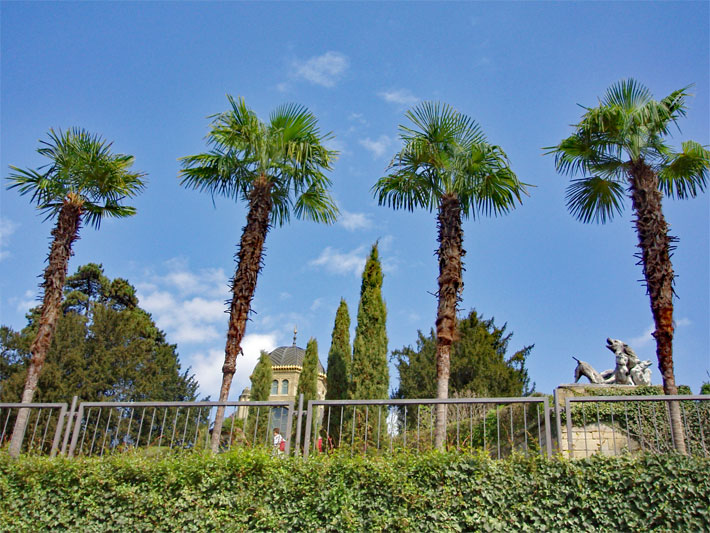 Fotoaufnahme von den Subtropenterrassen nach oben zum Aussichts-Pavillon Belvedere der Wilhelma in Stuttgart