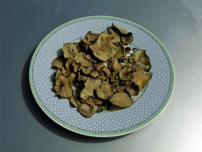 Teller mit naturbelassenen Bio-Yacon-Chips nach dem Trocknen, ein Kochrezept zum selber machen aus getrockneten, dünn geschnittenen Wurzelscheiben