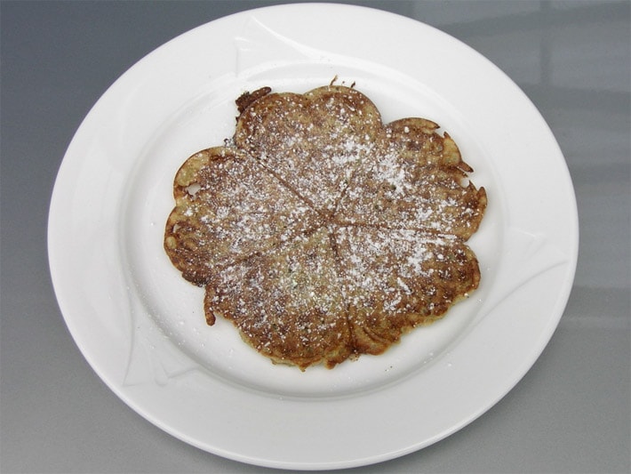 Zubereitetes Kochrezept einer Yacon-Waffel bestreut mit Puderzucker nach dem Backen in einem Waffeleisen