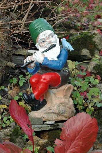 Musikanten-Zwerg mit Quer-Flöte und weissem Bart, gekleidet mit grüner Mütze, blauer Jacke und roter Hose